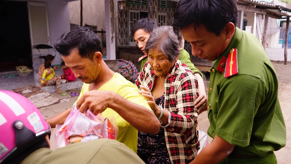 Cần Giờ bắt đầu mưa lớn, hoàn tất đưa dân đến nơi trú bão - 4 Cần Giờ bắt đầu mưa lớn, hoàn tất đưa dân đến nơi trú bão - 4