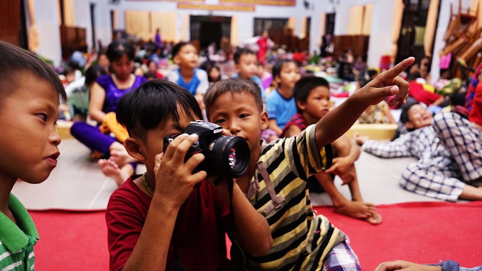 Người dân Cần Giờ cổ vũ tuyển Việt Nam giữa tâm bão - 6 Các nhiếp ảnh gia tương lai đang vô tư trổ tài sáng tạo