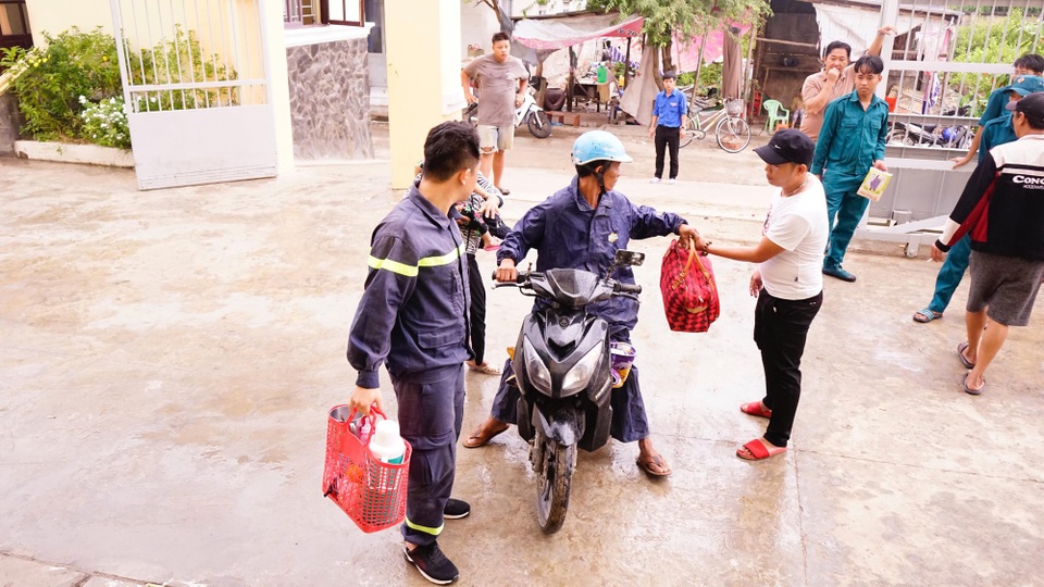 Cần Giờ bắt đầu mưa lớn, hoàn tất đưa dân đến nơi trú bão - 6 Cần Giờ bắt đầu mưa lớn, hoàn tất đưa dân đến nơi trú bão - 6