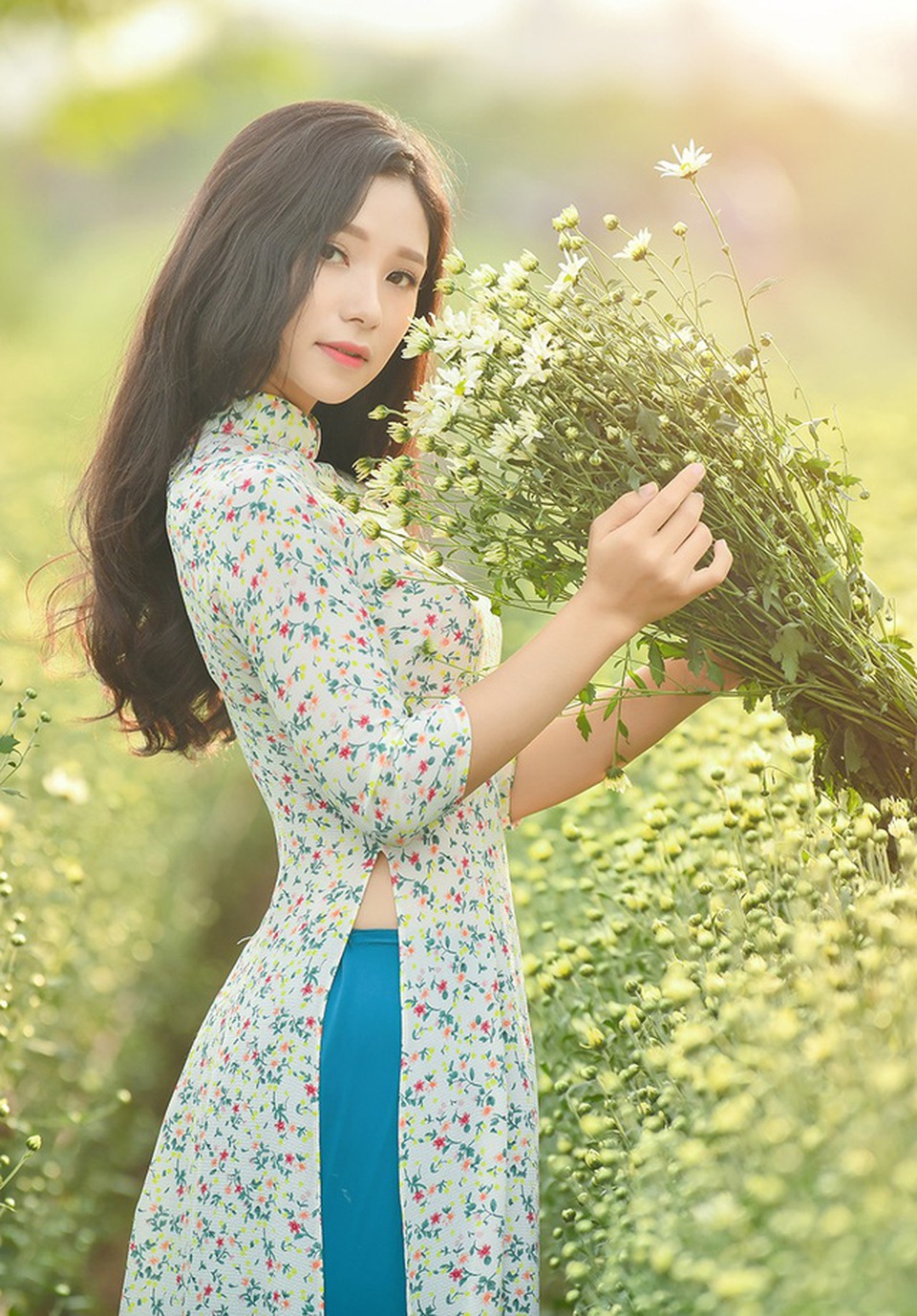 Cuối tuần gái xinh Hà Nội rủ nhau làm duyên với cúc họa mi - 4 Cô gái Bùi Mai Hương có cho mình những bức ảnh hết sức thơ mộng với cúc hoạ mi