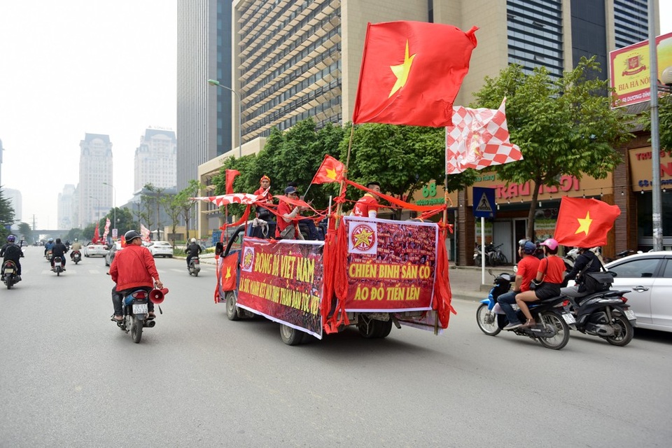 Hàng trăm cổ động viên diễu hành trước trận Việt Nam gặp Campuchia - 15 Hàng trăm cổ động viên diễu hành trước trận Việt Nam gặp Campuchia - 15