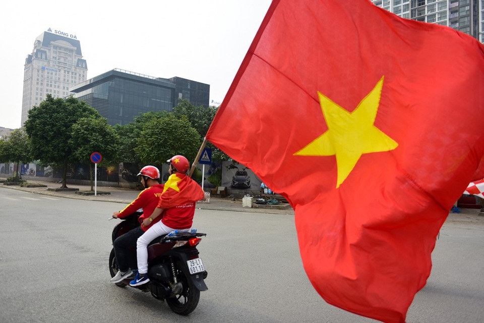 Hàng trăm cổ động viên diễu hành trước trận Việt Nam gặp Campuchia - 2 Các CĐV đã tạo ra khí thế hừng hực, tiếp lửa cho đội nhà.