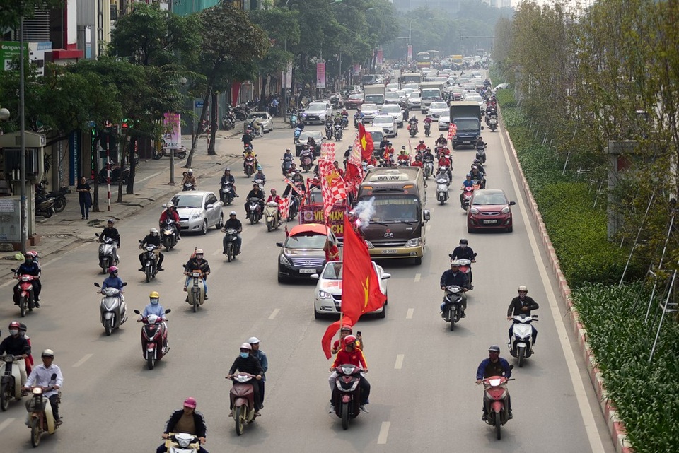 Hàng trăm cổ động viên diễu hành trước trận Việt Nam gặp Campuchia - 1 Từ 14h chiều ngày 24/11, hàng trăm cổ động viên đã diễu hành qua các con phố. Các thành viên mặc áo đỏ sao vàng mang theo lá cờ và dán các khẩu hiệu trên xe.