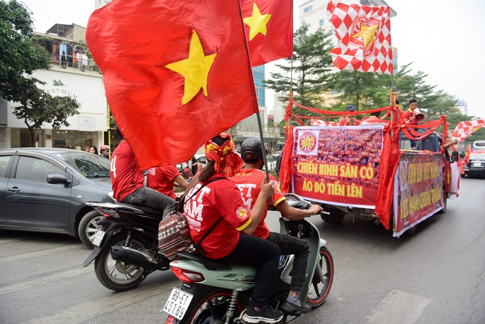 Hàng trăm cổ động viên diễu hành trước trận Việt Nam gặp Campuchia - 4 Anh Phan Đình Long, Chủ tịch hội cổ động viên bóng đá miền Bắc cho biết, đoàn xe sẽ đi từ số 6 đường Dương Đình Nghệ, qua nhiều tuyến phố lớn, đến thắp hương tại tượng đài Lý Thái Tổ rồi quay trở lại sân vận động Hàng Đẫy.