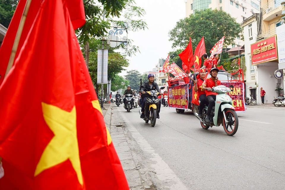 Hàng trăm cổ động viên diễu hành trước trận Việt Nam gặp Campuchia - 5 Cổ động viên sẽ đi qua những tuyến đường, Dương Đình Nghệ- Nguyễn Chánh- Trần Duy Hưng- Nguyễn Chí Thanh- Kim Mã- Nguyễn Thái Học- Cửa Nam- Hai Bà Trưng- Nhà Hát Lớn- Trần Quang Khải - Yên Phụ - Thanh Niên - Lăng Bác - Hùng Vương- Sân vận động Hàng Đẫy