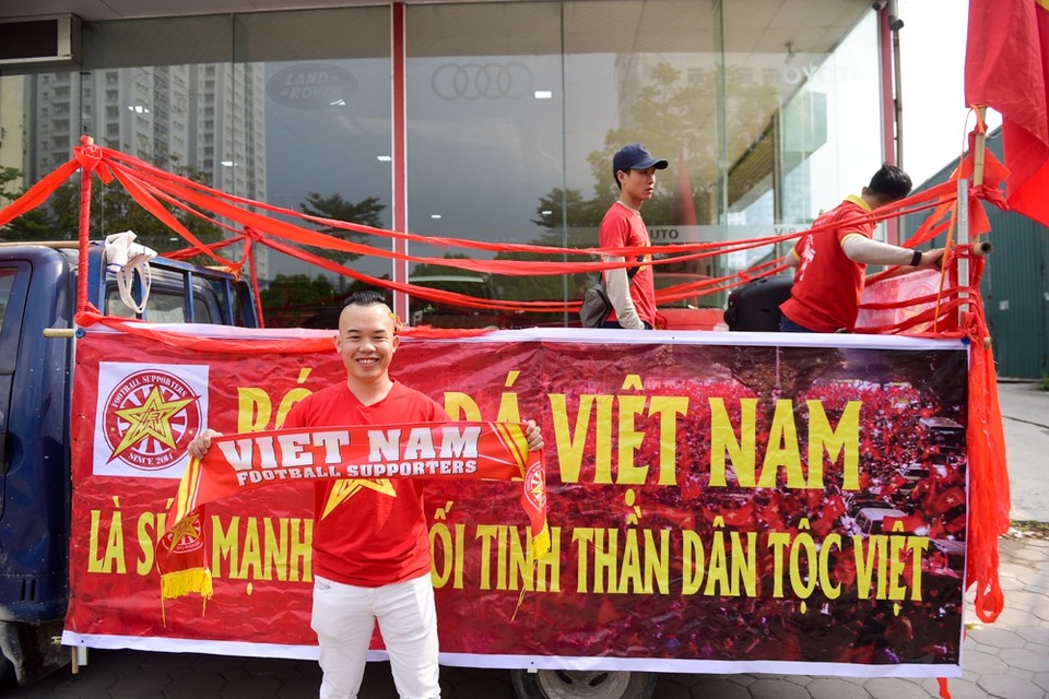 Hàng trăm cổ động viên diễu hành trước trận Việt Nam gặp Campuchia - 7 Anh Đặng HIệp Hòa đến từ Quảng Nam cho biết: trận đấu nào của đội tuyển Việt Nam tôi cũng cố gắng tham gia cổ vũ, lần đối đầu với đội Campuchia lần này tôi dự đoán tỷ số 2-0 nghiêng về đội tuyển Việt Nam.