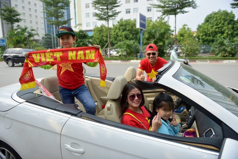 Hàng trăm cổ động viên diễu hành trước trận Việt Nam gặp Campuchia - 3 Gia đình anh Quang (Hoàn Kiếm, Hà Nội) cho biết: để tiếp lửa cho đội tuyển Việt Nam trước đội tuyển Campuchia, tôi cùng gia đình di diễu hành trên những tuyến đường chính. Tôi dự đoán trận đấu hôm nay đội nhà sẽ thắng với tỉ số 3-0.