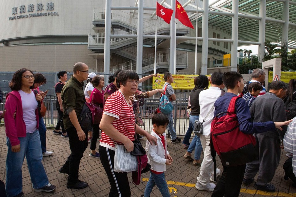 “Sóng ngầm” tại Hong Kong vì cầu vượt biển dài nhất thế giới nối liền Trung Quốc - 3 Du khách Trung Quốc tại Hong Kong (Ảnh: New York Times)