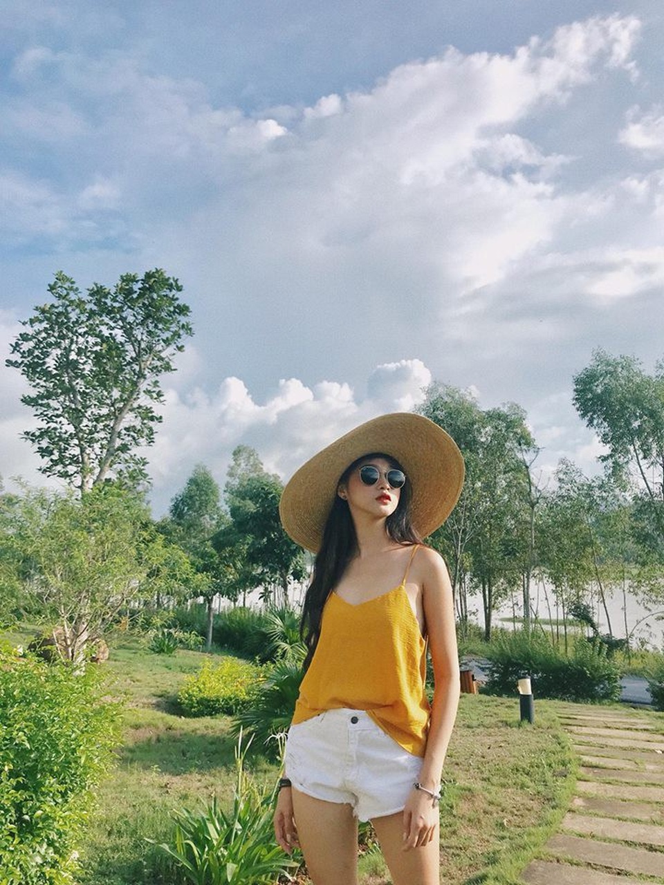 Hot girl “World Cup” Linh Thỏ đoán Việt Nam thắng đậm Campuchia, Quang Hải ghi bàn - 9
Cũng trong những trận đấu đã qua, cầu thủ đã để lại nhiều ấn tượng nhất với Linh Thỏ là tiền vệ mang áo số 19 Quang Hải. Cô bạn cho rằng Quang Hải đã giữ phong độ rất tốt qua những giải cấp độ trẻ ở châu lục từ U23 Châu Á, Asiad và hiện tại là đội tuyển quốc gia. Chính vì vậy trong trận đấu gặp Campuchia, Quang Hải sẽ thể hiện được những phẩm chất tốt nhất của mình để ghi bàn.