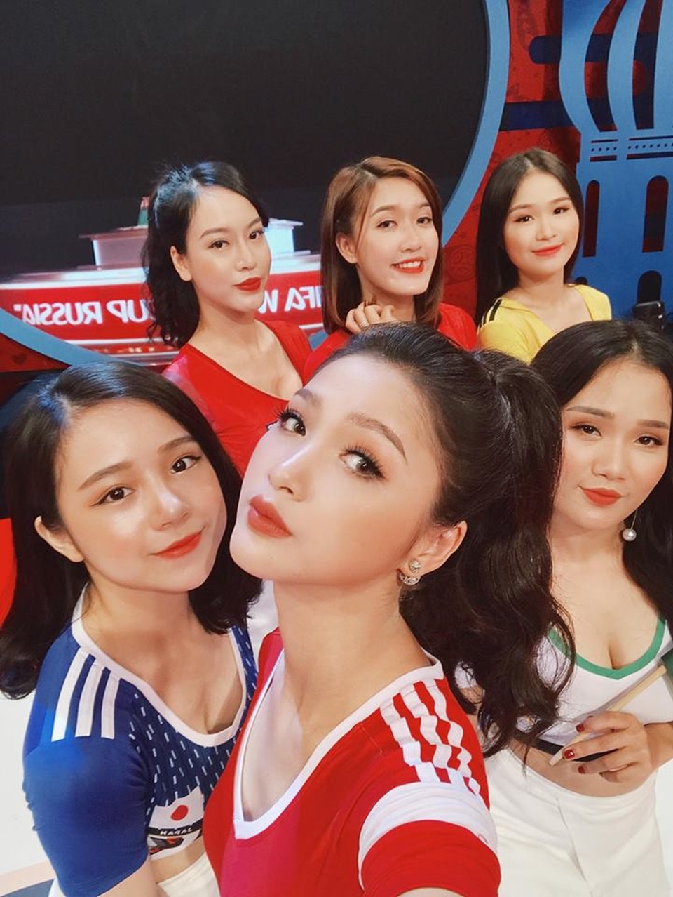 Hot girl “World Cup” Linh Thỏ đoán Việt Nam thắng đậm Campuchia, Quang Hải ghi bàn - 3
Linh Thỏ (hàng đầu) sở hữu gương mặt xinh xắn, nụ cười duyên, bên cạnh đó cô cũng thể hiện được tình yêu và sự hiểu biết của mình với môn thể thao vua.