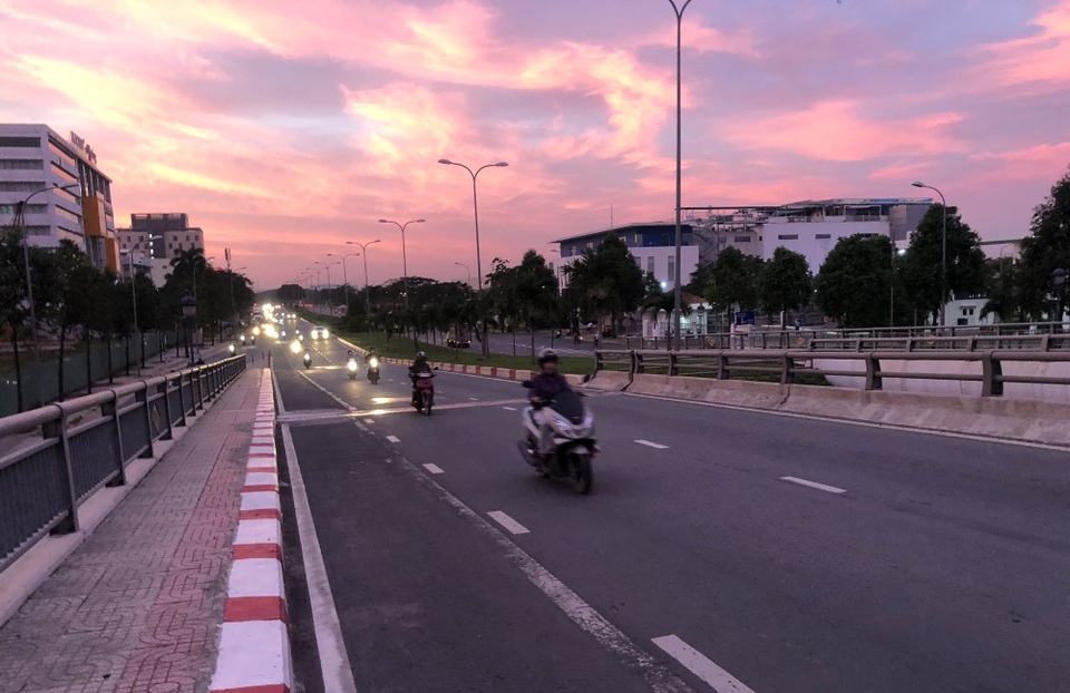 Vì sao người đi xe máy “sợ” làn 2 bánh trên cầu vượt D1-Lê Văn Việt? - 2
Xe máy “sợ” chạy vào làn 2 bánh, chỉ chạy vào làn ô tô.