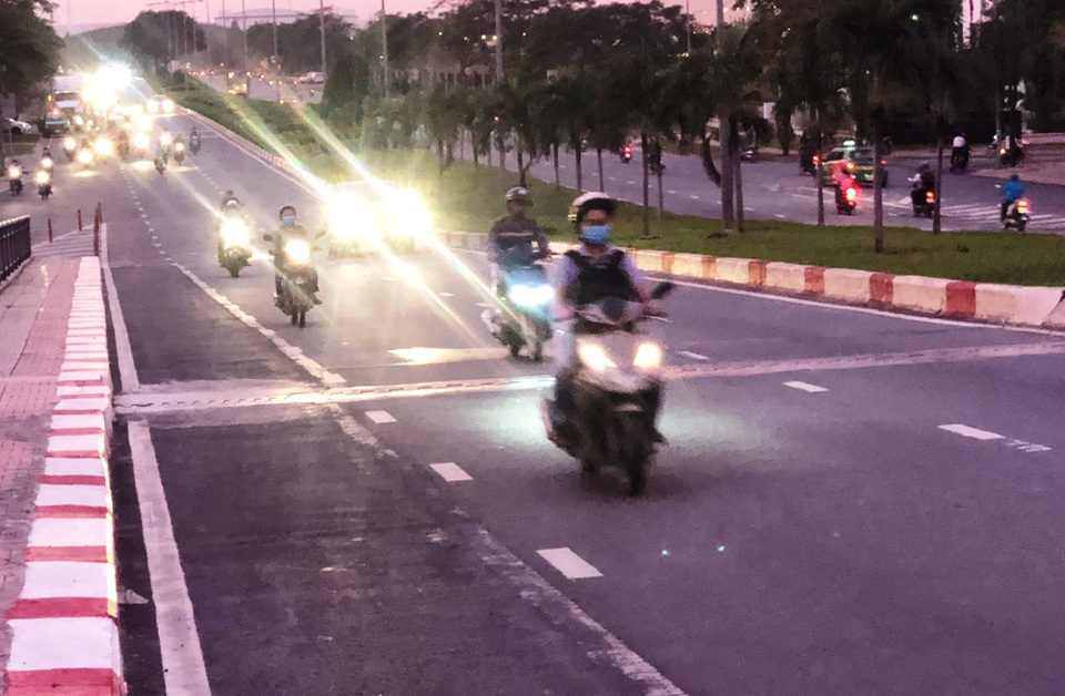 Người đi xe máy “sợ” làn 2 bánh: Thêm làn cho xe máy - 1
Người đi xe máy không thích đi vào làn xe 2 bánh.