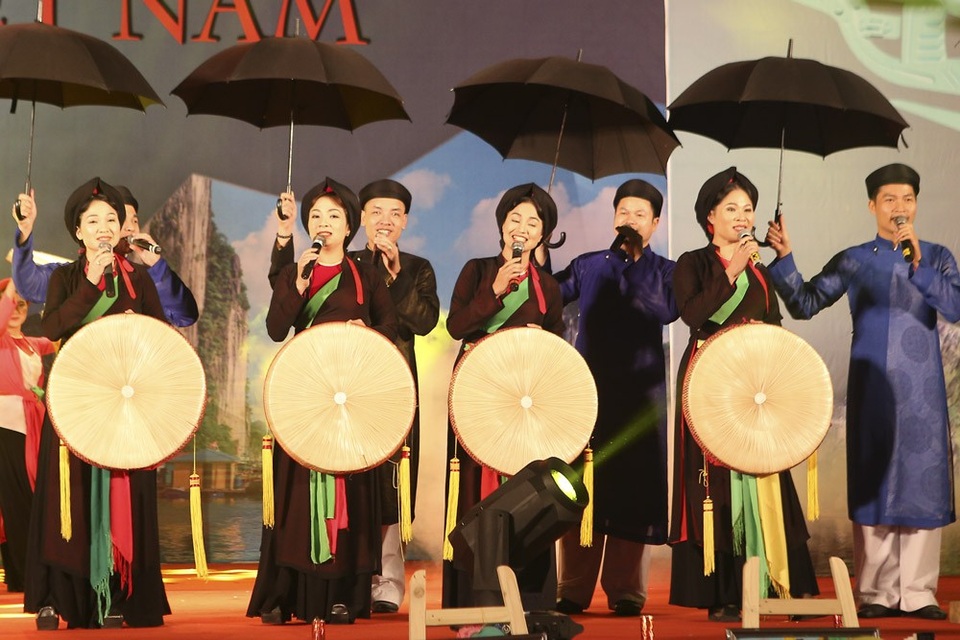 Chiêm ngưỡng nhiều di sản độc đáo trong Không gian Văn hoá Việt Nam - 8 Liền anh liền chị hát quan họ của tỉnh Bắc Ninh.