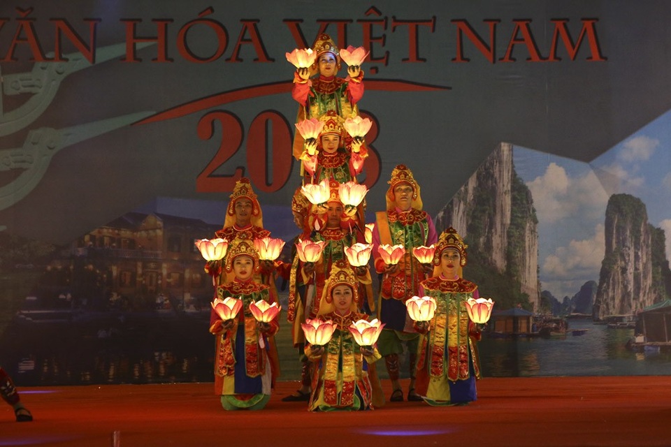 Chiêm ngưỡng nhiều di sản độc đáo trong Không gian Văn hoá Việt Nam - 11 Tiết mục múa Lục cúng hoa đăng trên nền Nhã nhạc Cung đình Huế.