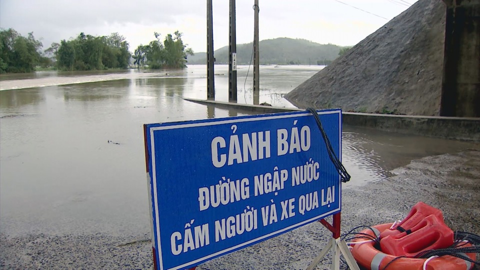 Mưa lớn gây chia cắt quốc lộ 1, ngập cục bộ nhiều địa phương - 1 Mưa lớn đã làm nhiều địa phương ở Phú Yên ngập cục bộ