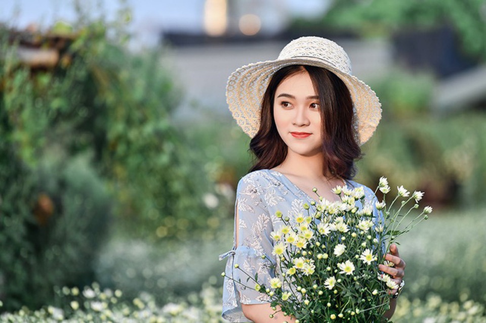 Cuối tuần gái xinh Hà Nội rủ nhau làm duyên với cúc họa mi - 6 Cuối tuần gái xinh Hà Nội rủ nhau làm duyên với cúc họa mi - 6