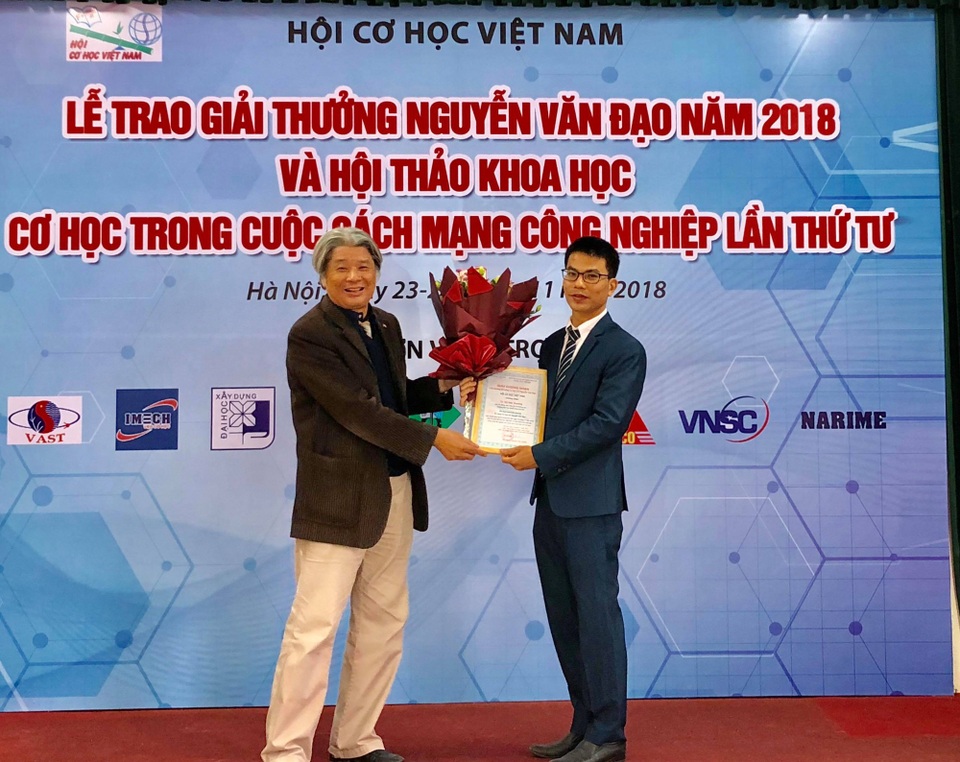 TS Vũ Văn Trường nhận Giải thưởng Tài năng cơ học Nguyễn Văn Đạo - 1
TS Vũ Văn Trường nhận Giải thưởng Tài năng cơ học Nguyễn Văn Đạo.