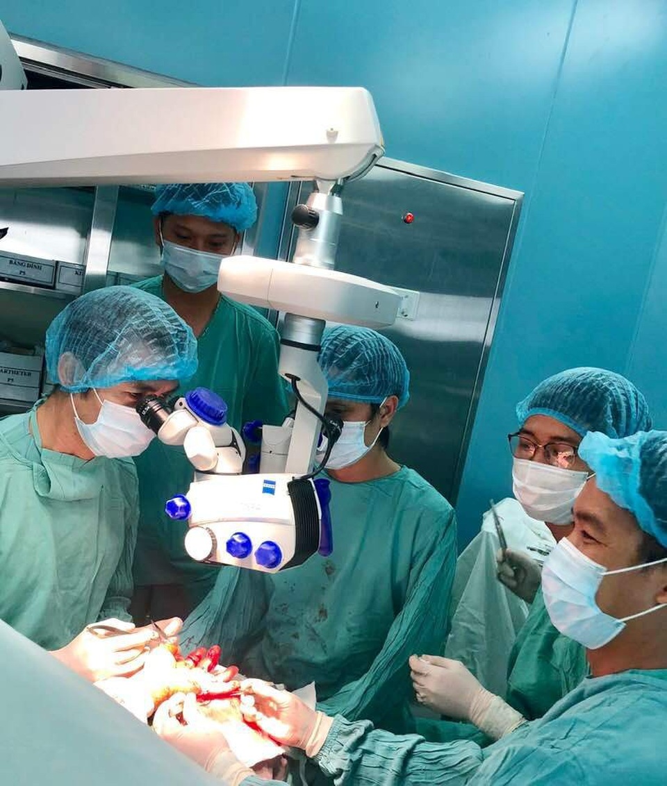 Chủ quan, nam giới suýt mất các ngón tay vì cưa máy - 1 Êkip phẫu thuật dưới sự hỗ trợ của kính hiển vi hiện đại Carl Zeiss