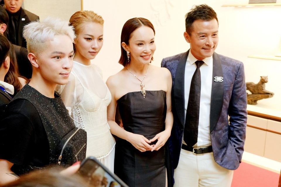 Cặp đôi Dương Quá Lý Minh Thuận và Cô Long Phạm Văn Phương cùng nhiều gương mặt nổi tiếng khắp khu vực châu Á cũng có mặt. Đứng trước các nghệ sĩ gạo cội trong làng giải trí thế giới, Phí Phương Anh vẫn vô cùng nổi bật khi liên tục thu hút ống kính truyền thông và được đông đảo người hâm mộ đến giao lưu, xin chụp hình.