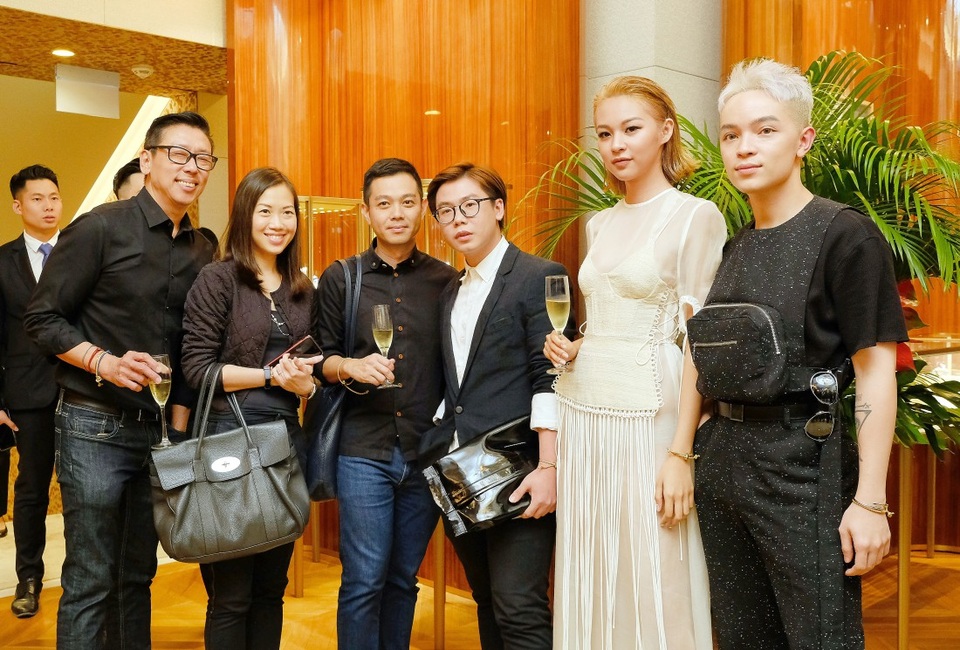 Cũng chính vì điều này, mới đây cô được mời tham dự một sự kiện lớn tại Singapore. Cô cũng là đại diện nữ duy nhất của Việt Nam có cơ hội góp mặt trong sự kiện này. Chuyến đi lần này còn có sự tham gia của stylist Kelbin Lei.