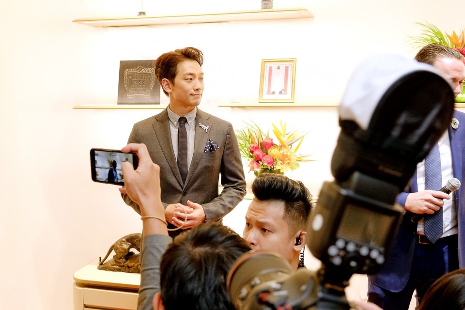 Nam tài tử diện trang phục lịch lãm.