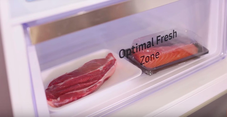 
Ở ngưỡng -1 độ C trong ngăn đông mềm Optimal Fresh Zone, thực phẩm được bao phủ bởi một lớp băng mỏng thay vì đông cứng hoàn toàn. Nhờ đó, kết cấu, mùi vị, hàm lượng dinh dưỡng trong chúng được bảo toàn trọn vẹn. Việc không đông cứng thực phẩm cho phép bạn chế biến ngay khi vừa lấy chúng ra khỏi tủ. Điều này không chỉ giúp tiết kiệm tối đa thời gian mà còn hạn chế hiện tượng thịt cá bị bã nát, mất chất, dễ nhiễm khuẩn như khi rã đông bằng nước hoặc lò vi sóng.
