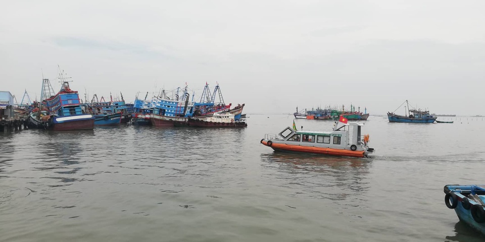 Lực lượng tuần tra đến từng thuyền kiểm tra, yêu cầu rời khỏi thuyền để vào bờ tránh bão