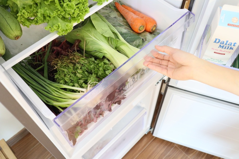 Với nhu cầu nấu nướng ngày một đa dạng, lượng thực phẩm thiết yếu trong gian bếp hiện đại cũng tăng lên nhanh chóng. Do đó, người trẻ luôn cần đến một không gian lưu trữ rộng rãi, khoa học. Ở khía cạnh này, tủ lạnh Samsung ngăn đông dưới tiếp tục chiếm ưu thế thông qua việc đảo ngăn đông đá xuống phía dưới, đẩy các ngăn thực phẩm lên trên để tiện tầm với. Tất cả các ngăn thành phần đều được mở rộng, tạo nên dung tích lưu trữ lớn. Đơn cử như ngăn đông mềm Optimal Fresh Zone với dung tích 27l có thể trữ được cả con gà lớn mà chẳng cần chặt nhỏ.