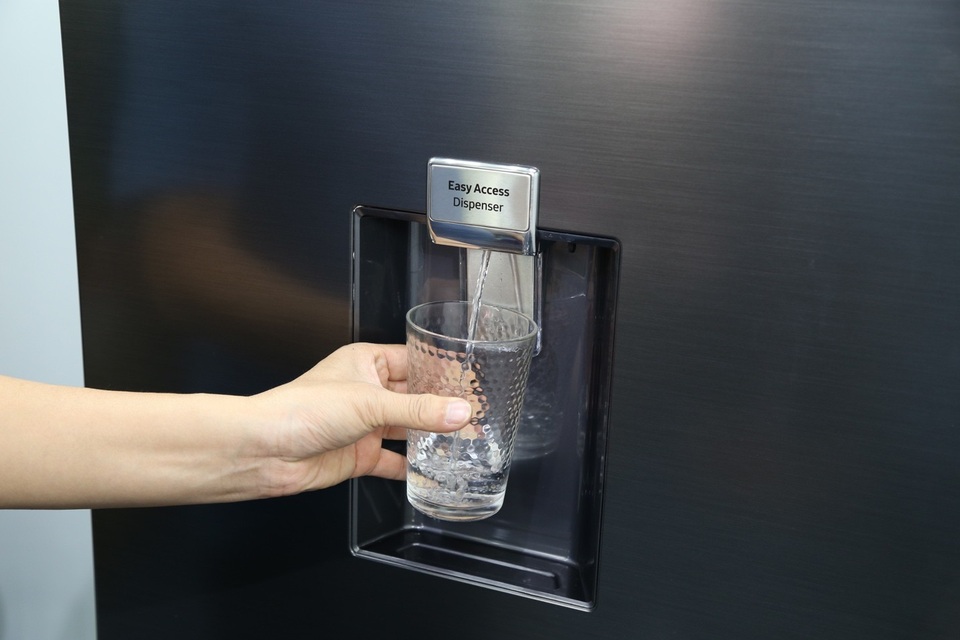 Trở về nhà sau ngày dài bận rộn, mọi người còn có thể giải khát ngay bằng một ly nước mát lấy trên cửa tủ lạnh, từ đó lấy lại sự tỉnh táo và cảm hứng bếp núc. Mỗi khi tổ chức tiệc tại nhà, chiếc tủ lạnh với thiết kế phẳng tinh tế cùng các tông màu thời thượng như xám Titan và bạc cũng trở thành điểm nhấn đáng tự hào trong căn bếp. Đây cũng là một trong những “điểm cộng” của chiếc tủ lạnh Samsung ngăn đông dưới được nhiều người yêu thích.