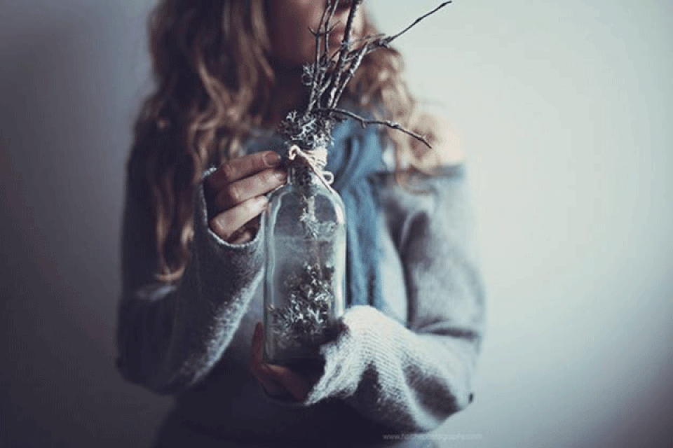  Đó chính là một mối quan hệ mập mờ, một xúc cảm không rõ ràng mà bạn và người ấy đã vô tình dành cho nhau. Có một mối quan hệ như thế, tồn tại nửa vời như trêu ngươi cảm xúc của con người ta, không phải người yêu nhưng tuyệt đối vẫn không phải là bạn bè. 