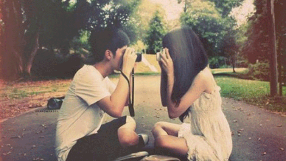  Đôi khi ta cần một mối quan hệ mập mờ để những phút yếu lòng còn có người ở cạnh bên quan tâm và nũng nịu, những lúc mỏi mệt còn có một bờ vai vững chắc để tựa vào. Và những lúc ấy, cho dù có mạnh mẽ đến nhường nào thì khi đứng trước giông tố, con người ta cũng dường như trở nên thật nhỏ bé và cần được chở che hơn bao giờ hết. 