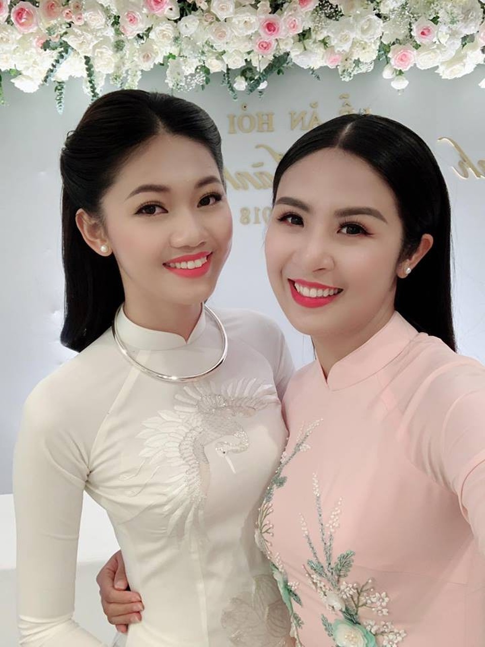 
Sau lễ ăn hỏi, Hoa hậu Ngọc Hân đã có những dòng chia sẻ bất ngờ về cô em thân thiết: “Em, một cô gái vừa tròn 24. Thông minh, xinh đẹp và... chưa một mảnh tình vắt vai. Em, cô em gái sếu vườn cao m81 thường xuyên đồng hành cùng chị trong nhiều chiến dịch vẫn ế. Em... chính là Thanh Tú, cô em gái thân thiết của Hân.
