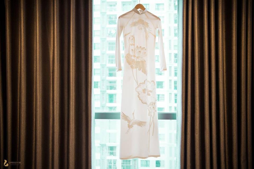 Chị đặt tên cho chiếc áo dài này là Nguyệt Thanh với ý nghĩa về một vẻ đẹp thật thuần khiết, dung dị mà thanh cao. “Hình ảnh những bông sen nhẹ nhàng và thanh khiết, vươn lên nở rộ như cô em gái nhỏ Thanh Tú: thông minh, xinh đẹp, luôn biết học hỏi mọi điều trong cuộc sống. Mong em sẽ thật xinh đẹp và rạng rỡ với món quà này. Chúc em sẽ thật bình yên, hạnh phúc với tình đầu của chính mình”, Ngọc Hân gửi gắm.