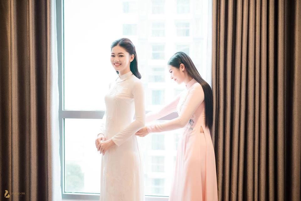 Điều đặc biệt, Hoa hậu Ngọc Hân chính là người đã thiết kế áo dài cho Á hậu Thanh Tú trong ngày ăn hỏi.