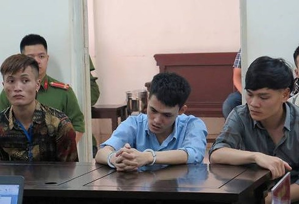 Hà Nội: Người mất mạng, kẻ đi tù vì mâu thuẫn vặt ở quán cháo vịt - 1 Trần Đức Quân (giữa) và các bị cáo tại phiên tòa.