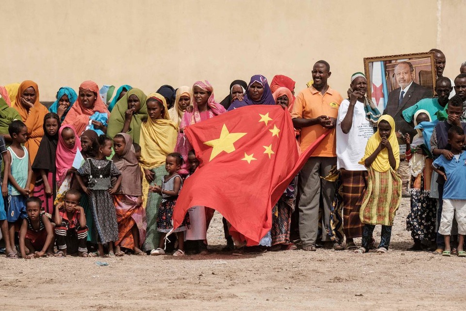 “Cơn khát” viện trợ Trung Quốc tại lục địa đen - 3
Người dân Djibouti cầm cờ Trung Quốc tại lễ khai trương dự án nhà ở hồi tháng 7 (Ảnh: Getty)