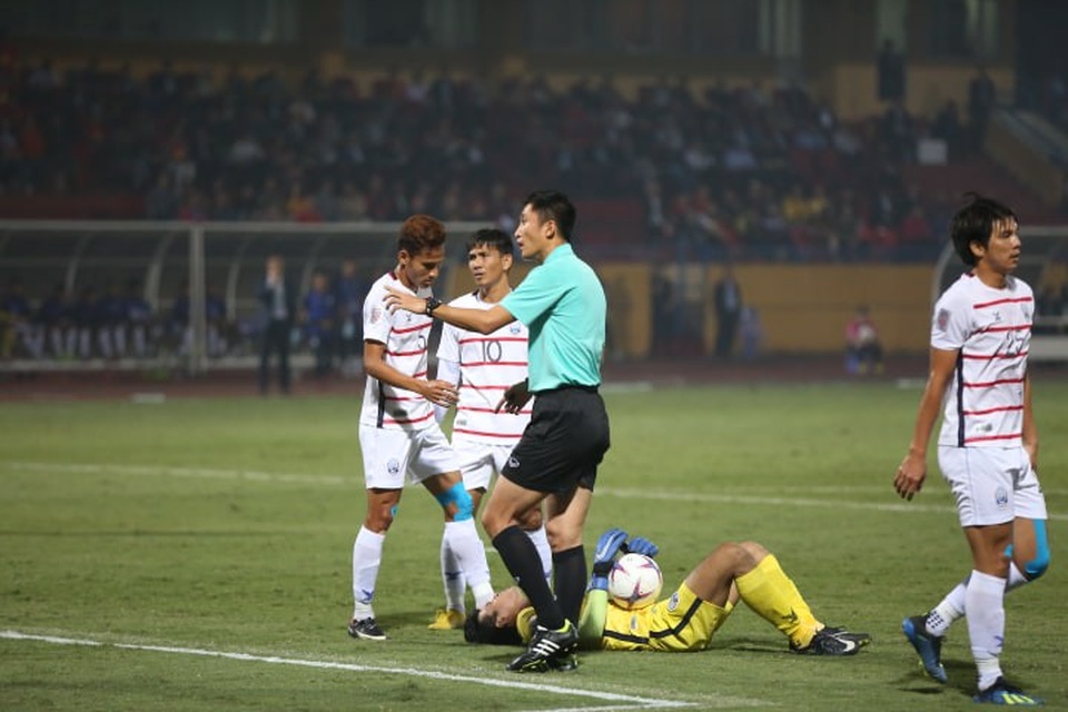 
Thủ môn Vichet bị đau sau tình huống nỗ lực bắt bóng
