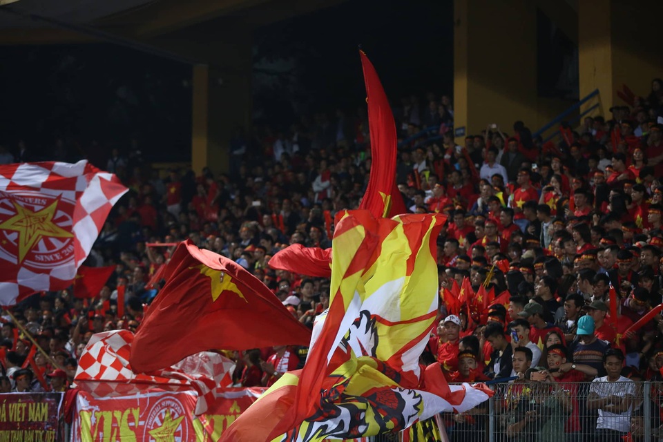 
Bầu không khí sôi động trên sân Hàng Đẫy - Ảnh: An An

