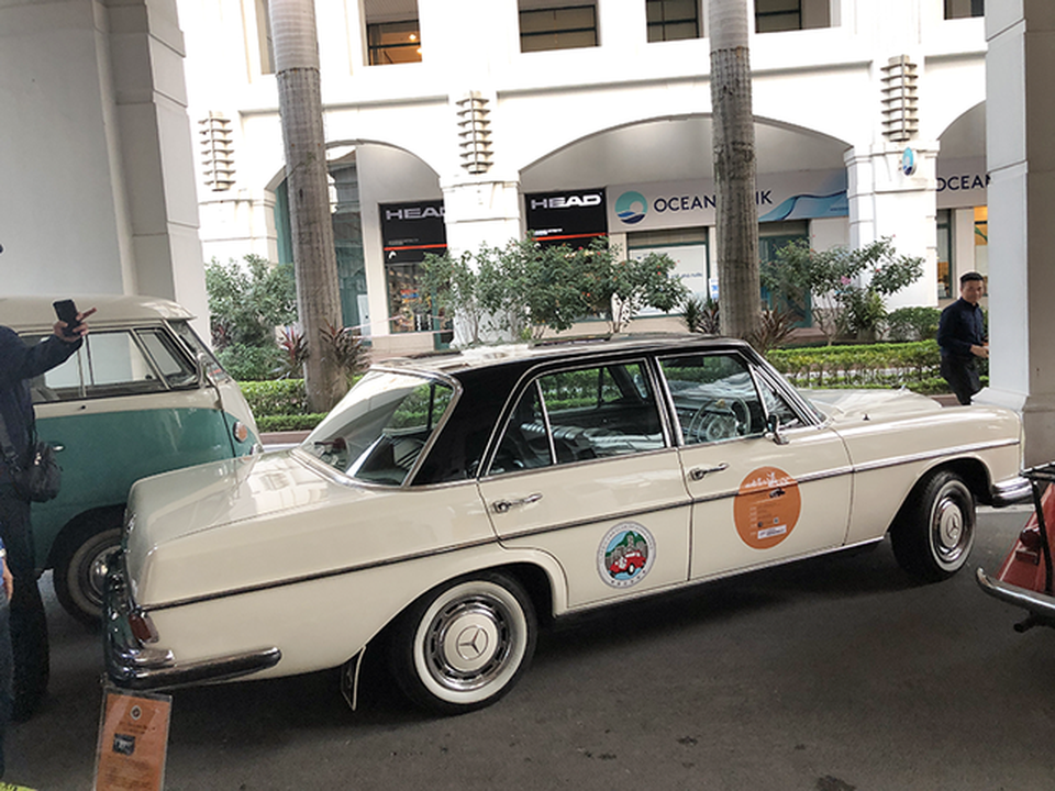 "Soi" chi tiết những chiếc xe cổ từ Hồng Kông tới Hà Nội - 10 "Soi" chi tiết những chiếc xe cổ từ Hồng Kông tới Hà Nội - 10