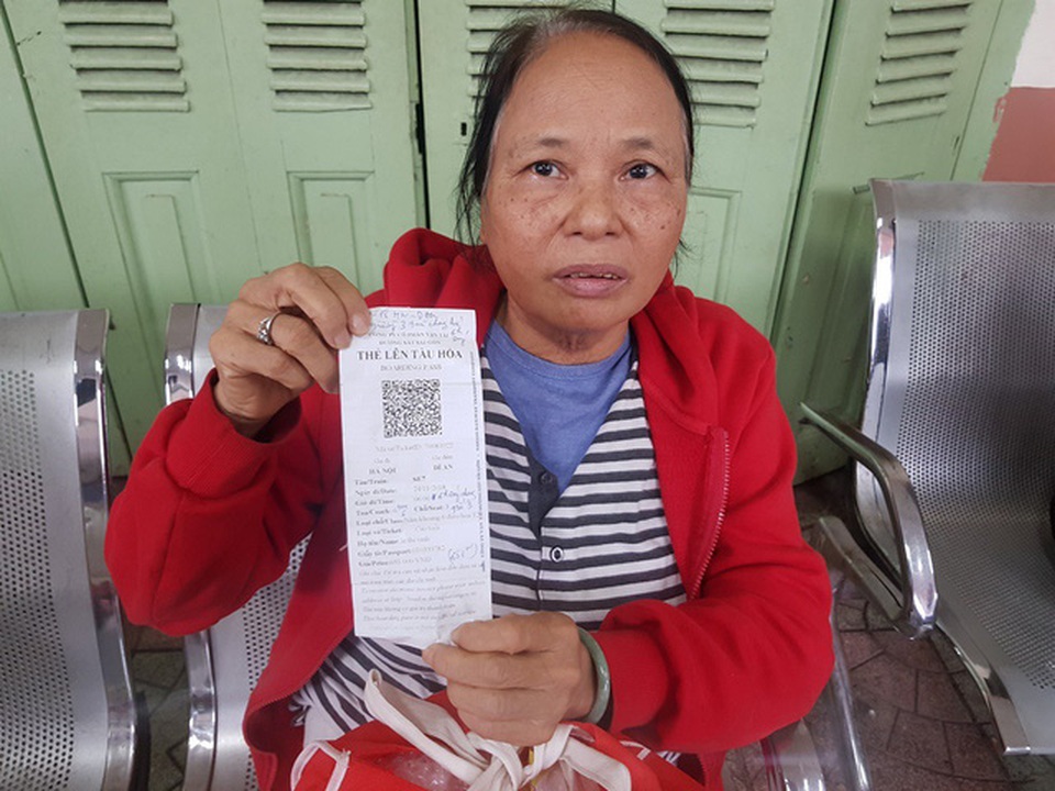 Hành khách bơ phờ chờ vào Nam khi đường sắt tê liệt - 1 Hành khách Lê Thị Vinh (Hà Nội) ngồi từ 9h sáng đến 14h ngày 25/11 tại ga Nha Trang chờ vào nam do đường sắt bị tê liệt