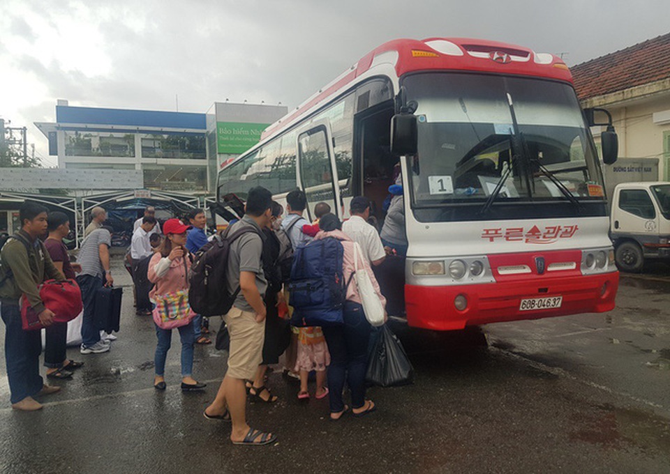 Hành khách bơ phờ chờ vào Nam khi đường sắt tê liệt - 2 Hành khách bơ phờ chờ vào Nam khi đường sắt tê liệt - 2