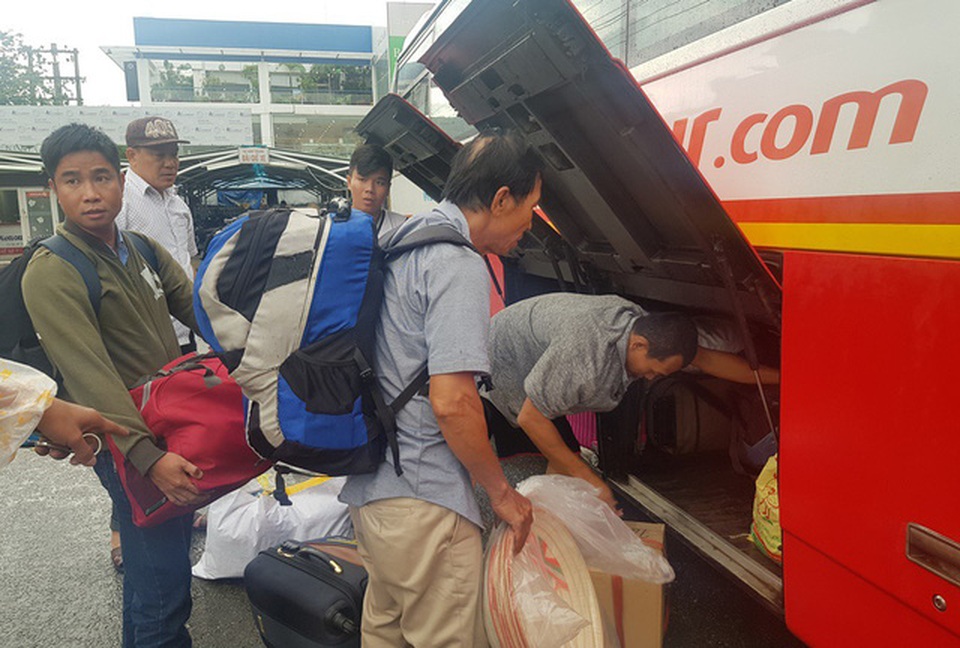 Hành khách bơ phờ chờ vào Nam khi đường sắt tê liệt - 3 Xe khách trung chuyển hành khách tàu SE7 tại ga Nha Trang đi Tháp Chàm, Ninh Thuận