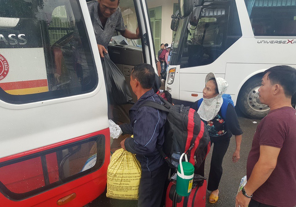 Hành khách bơ phờ chờ vào Nam khi đường sắt tê liệt - 4 Hành khách bơ phờ chờ vào Nam khi đường sắt tê liệt - 4