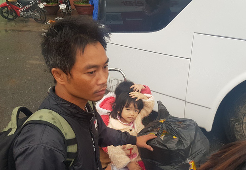 Hành khách bơ phờ chờ vào Nam khi đường sắt tê liệt - 5 Nhiều hành khách tàu SE7 không giấu sự mệt mỏi chờ xe trung chuyển đi vào nam