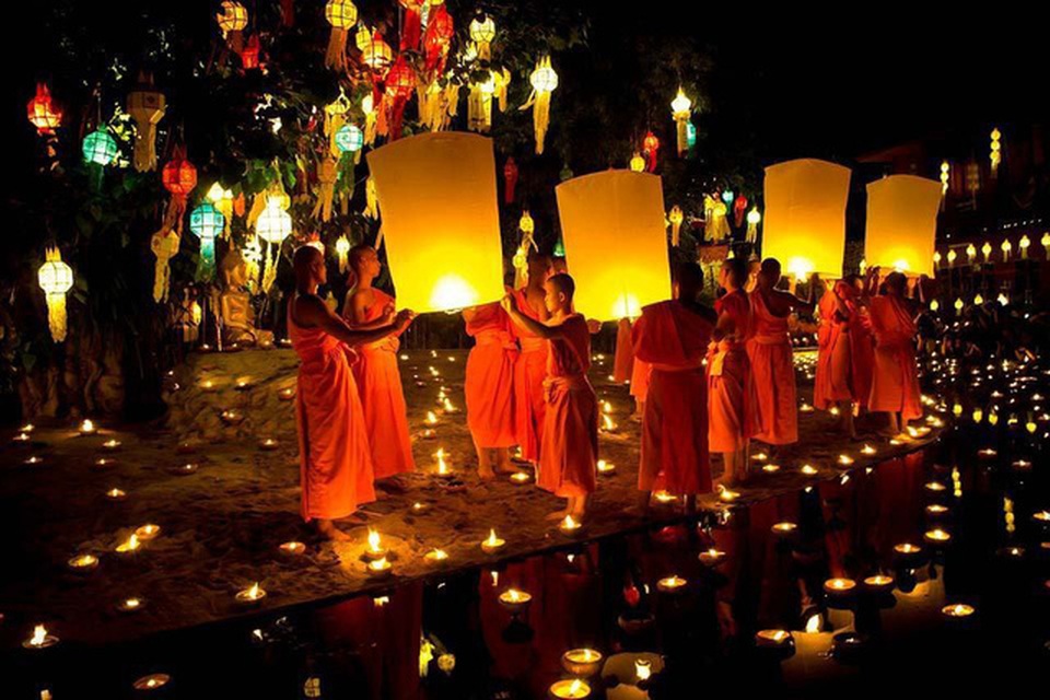 Du khách chết đuối khi nhặt tiền xu trong lễ hội hoa đăng - 1 Lễ hội thả đèn hoa đăng có tuổi đời hàng trăm năm ở Thái Lan