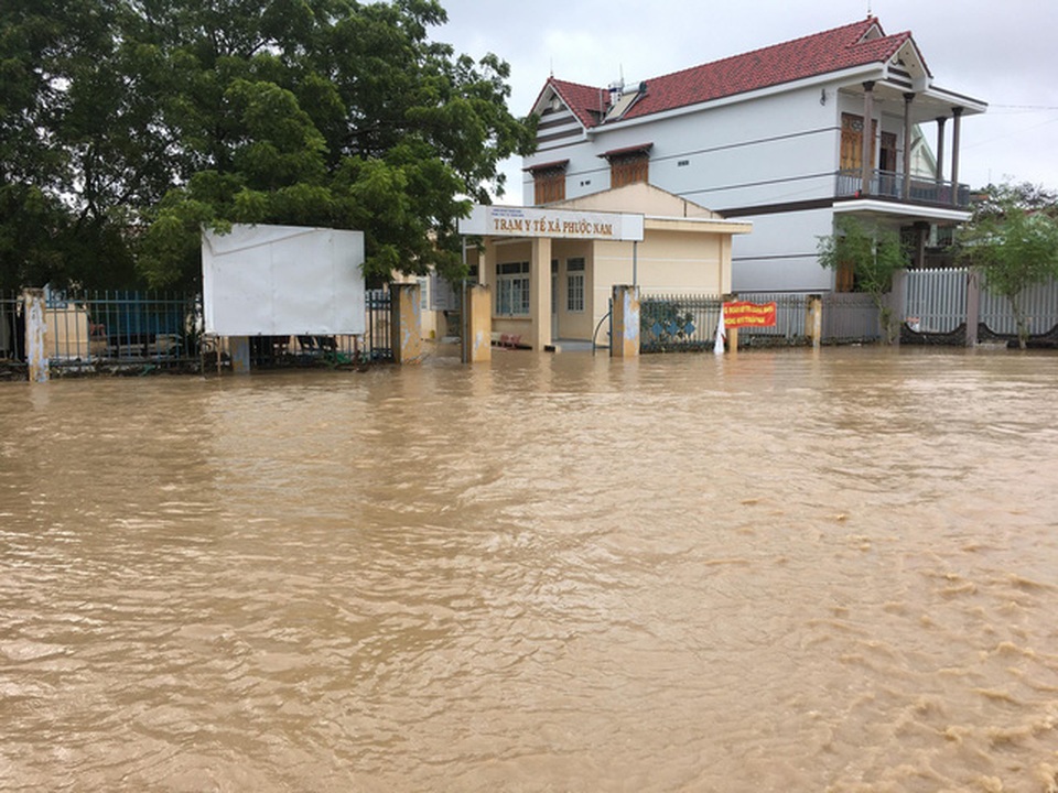 Ninh Thuận mênh mông “biển nước”, mưa vẫn chưa ngừng - 2 Nhiều vùng nước lũ lên cao