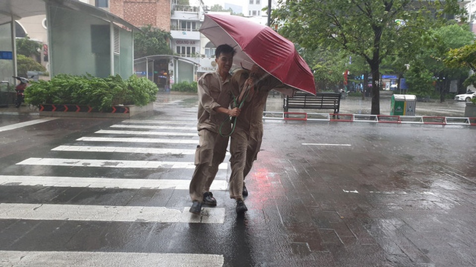 Khu vực trung tâm TPHCM bắt đầu có mưa to, gió lớn