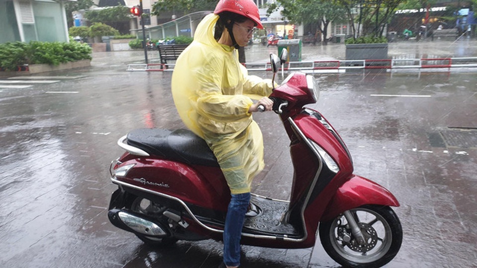 TPHCM và Vũng Tàu mưa to, gió lớn, sóng biển mạnh - 3