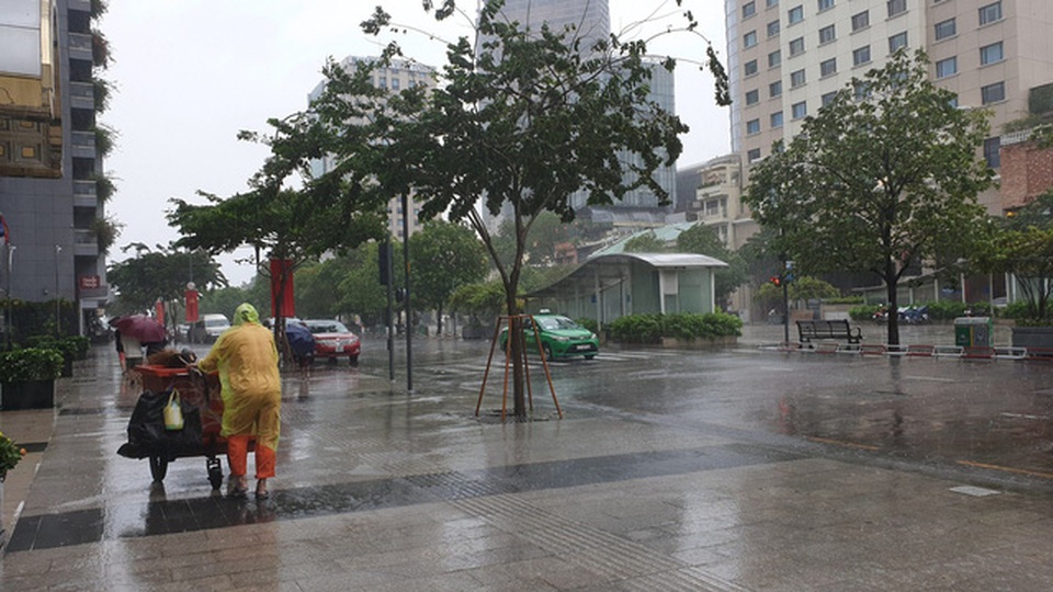 TPHCM và Vũng Tàu mưa to, gió lớn, sóng biển mạnh - 2