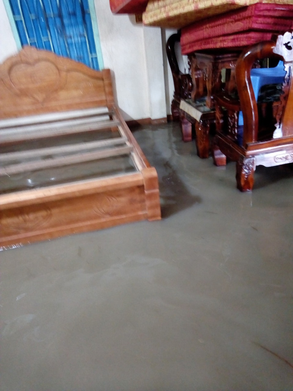 Nước ngập vào nhà dân